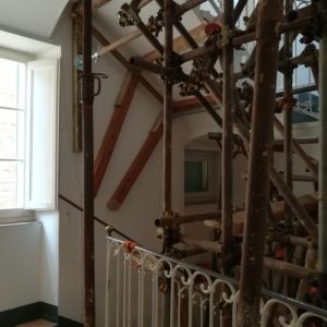 STUDIO OPEN SPACE - castello con tubi giunti e mensole di supporto alle rampe 